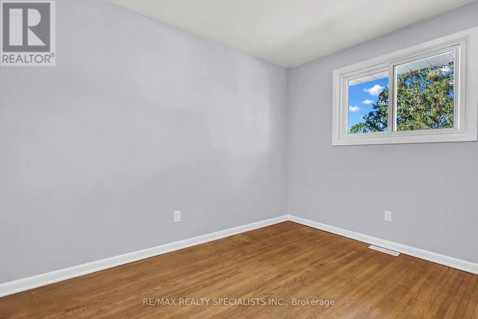 27 TOULON CRESCENT