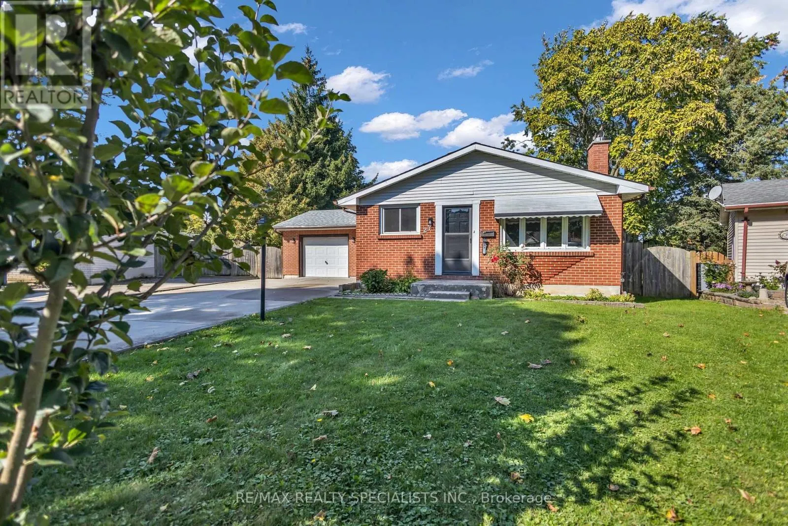 27 TOULON CRESCENT