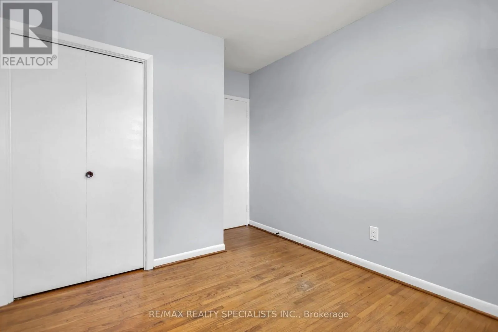 27 TOULON CRESCENT