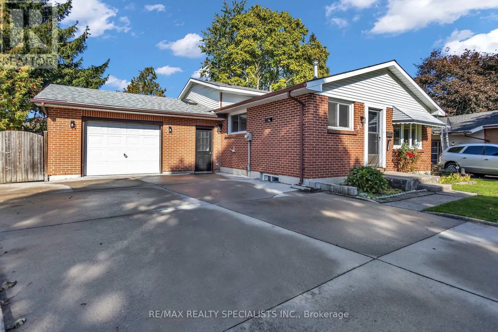 27 TOULON CRESCENT