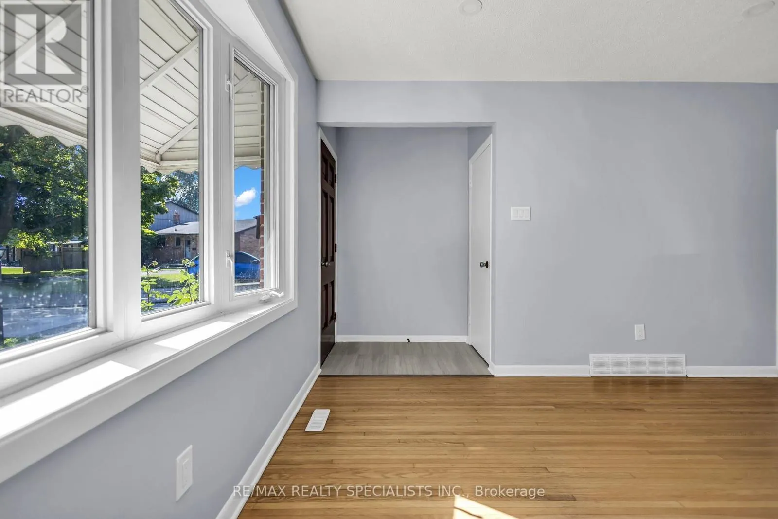 27 TOULON CRESCENT