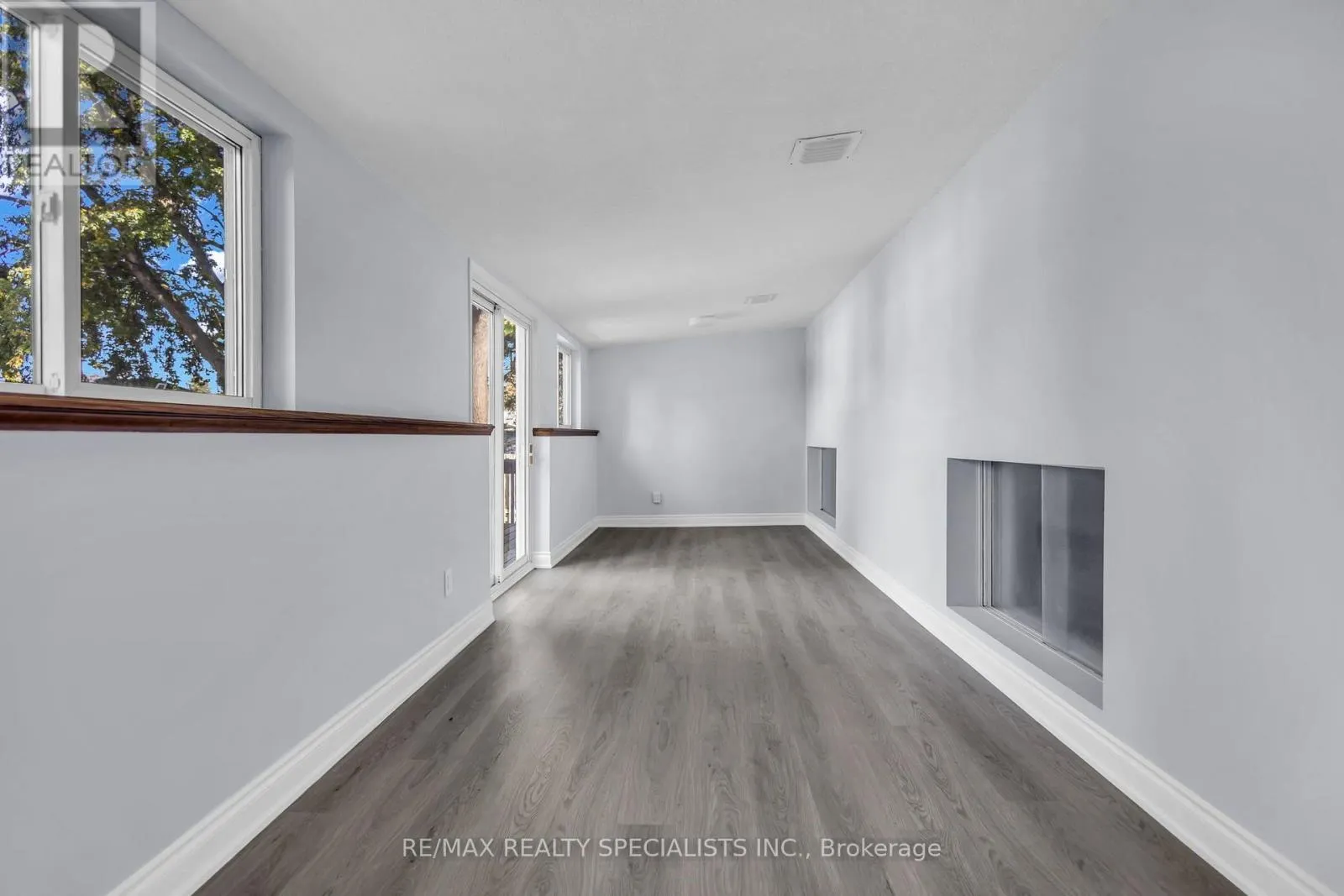 27 TOULON CRESCENT