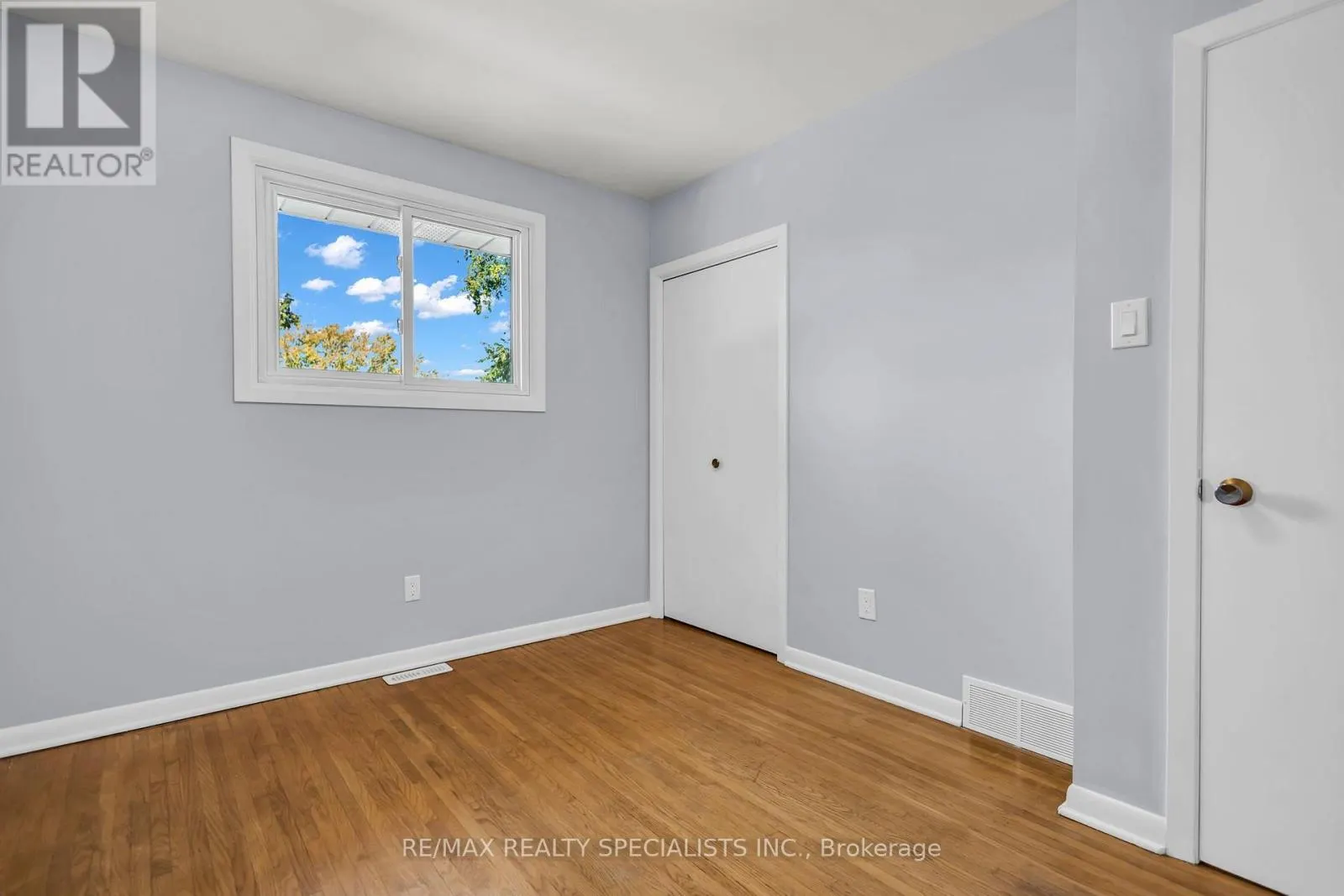 27 TOULON CRESCENT