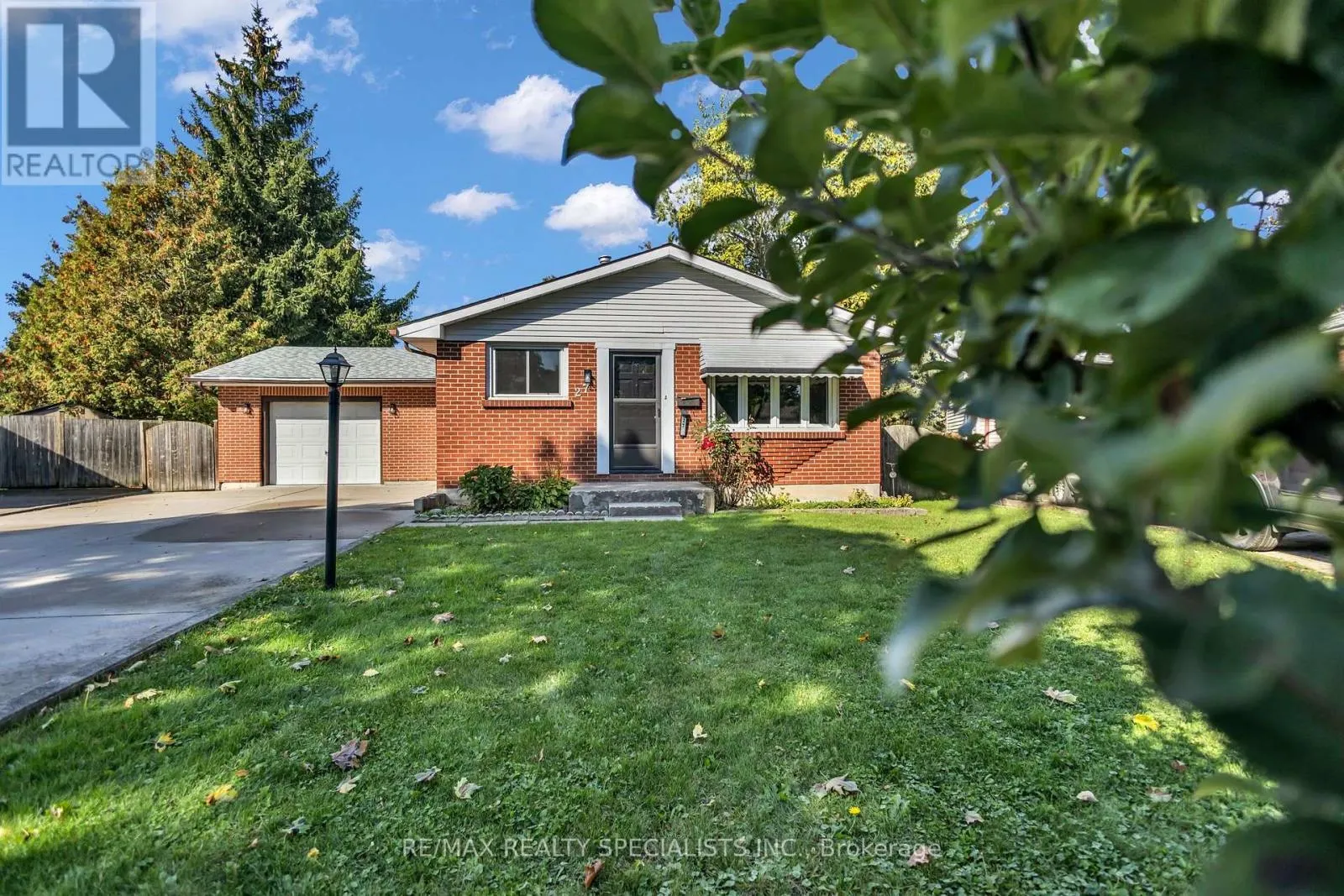 27 TOULON CRESCENT