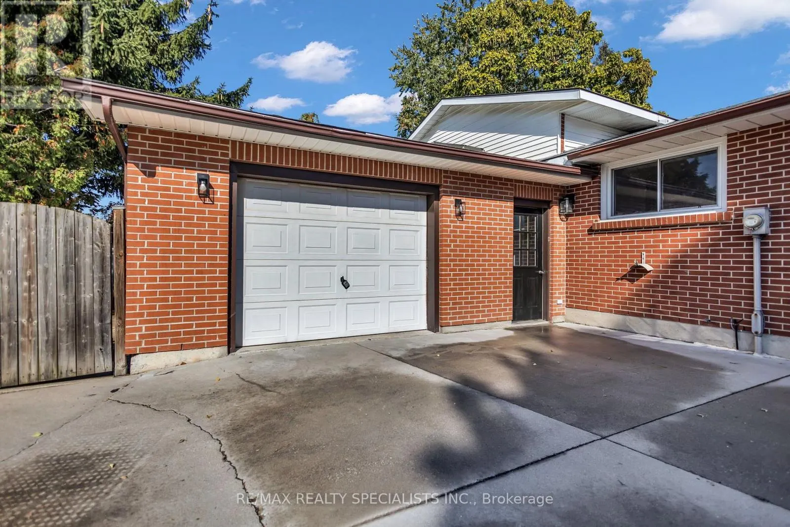27 TOULON CRESCENT