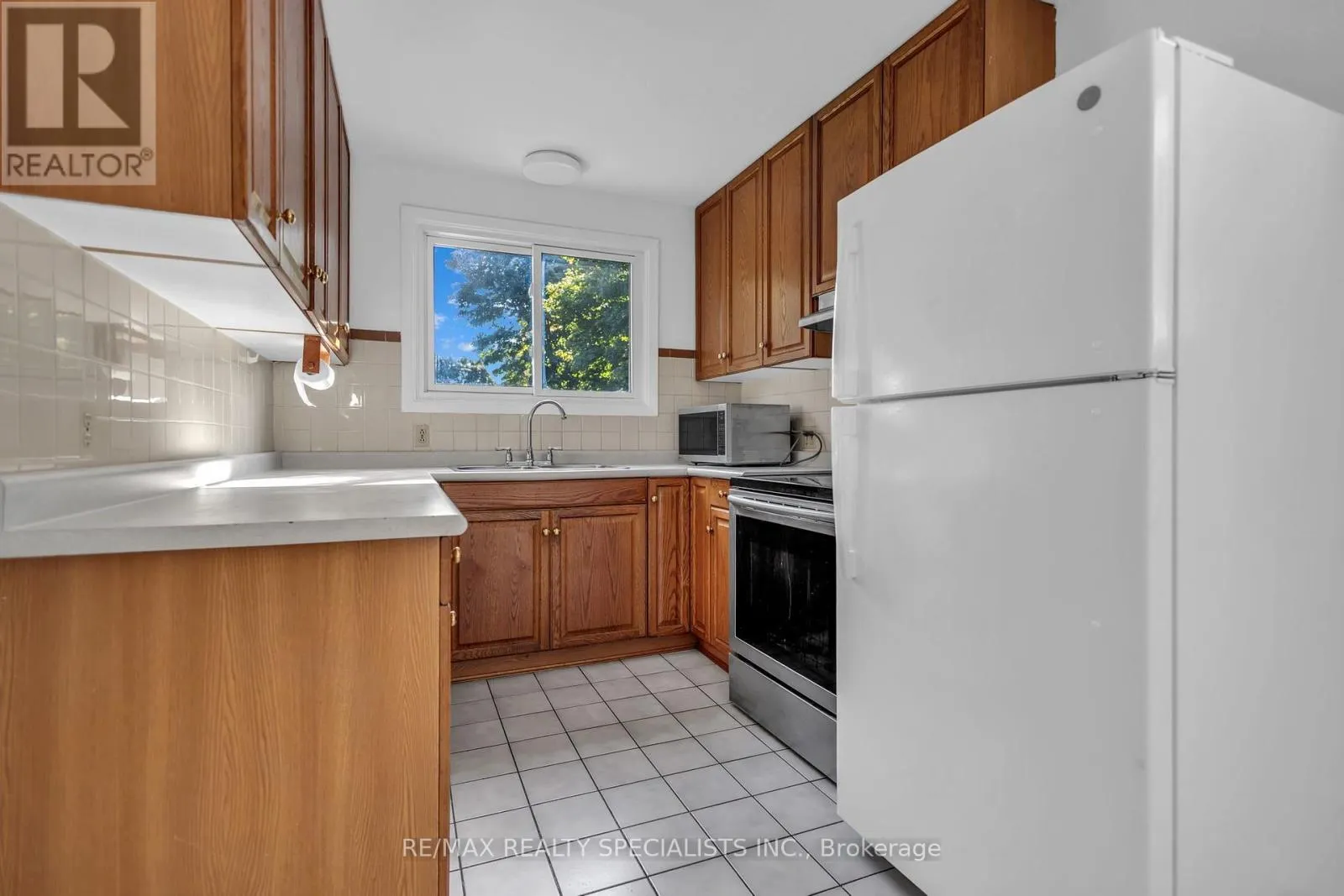 27 TOULON CRESCENT