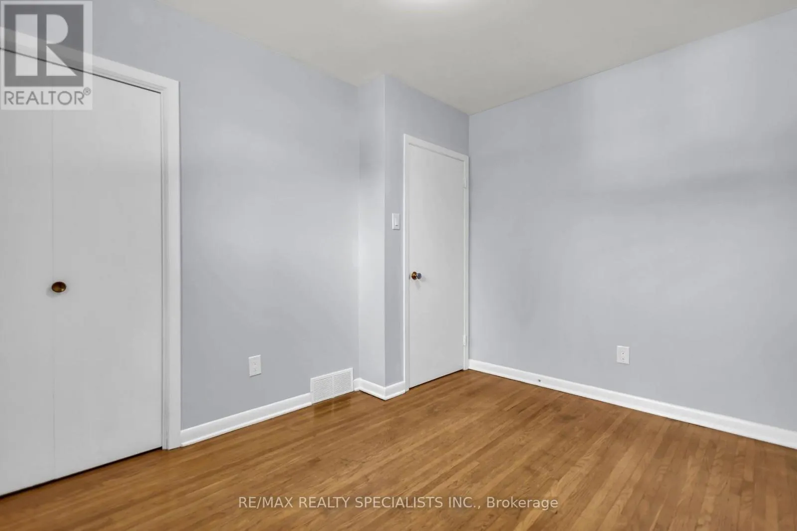 27 TOULON CRESCENT