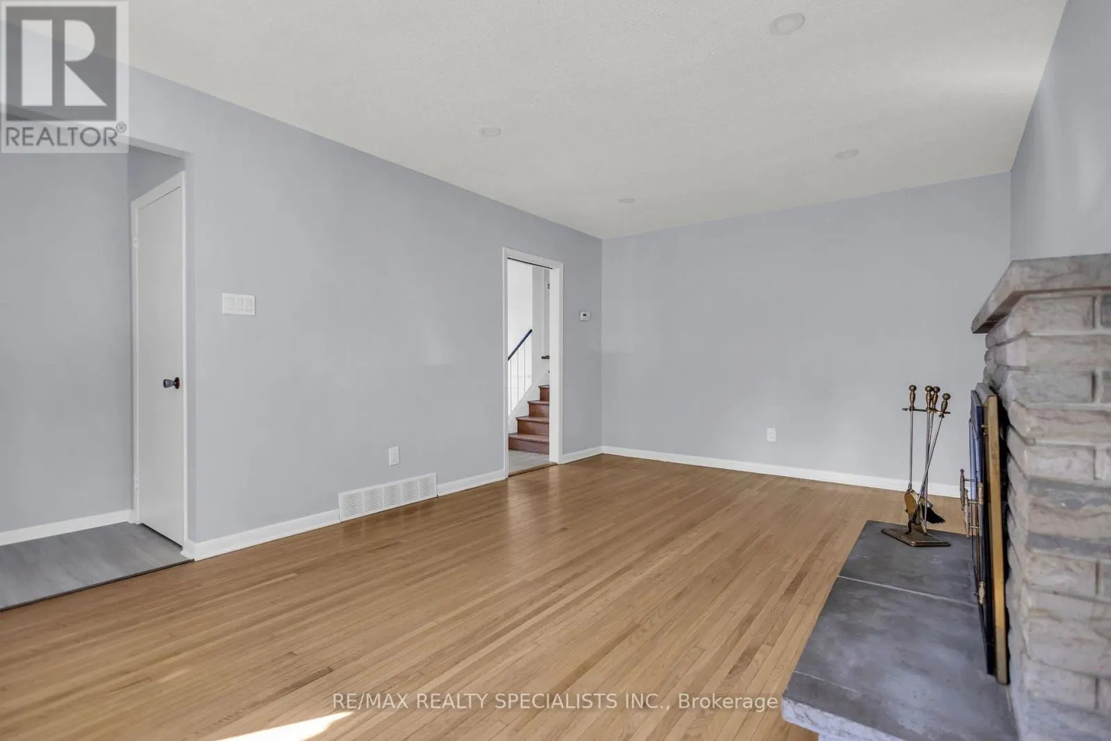 27 TOULON CRESCENT