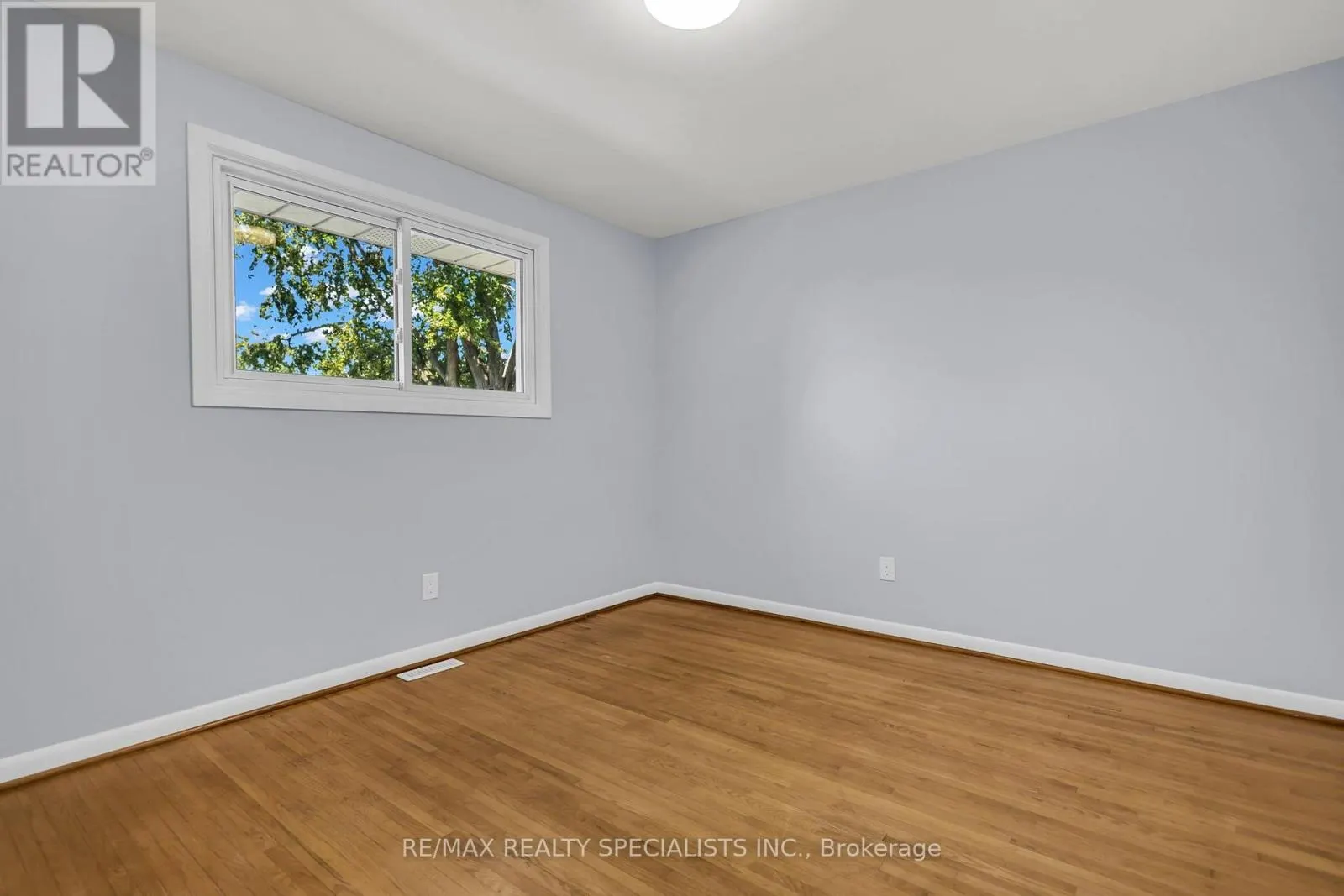27 TOULON CRESCENT