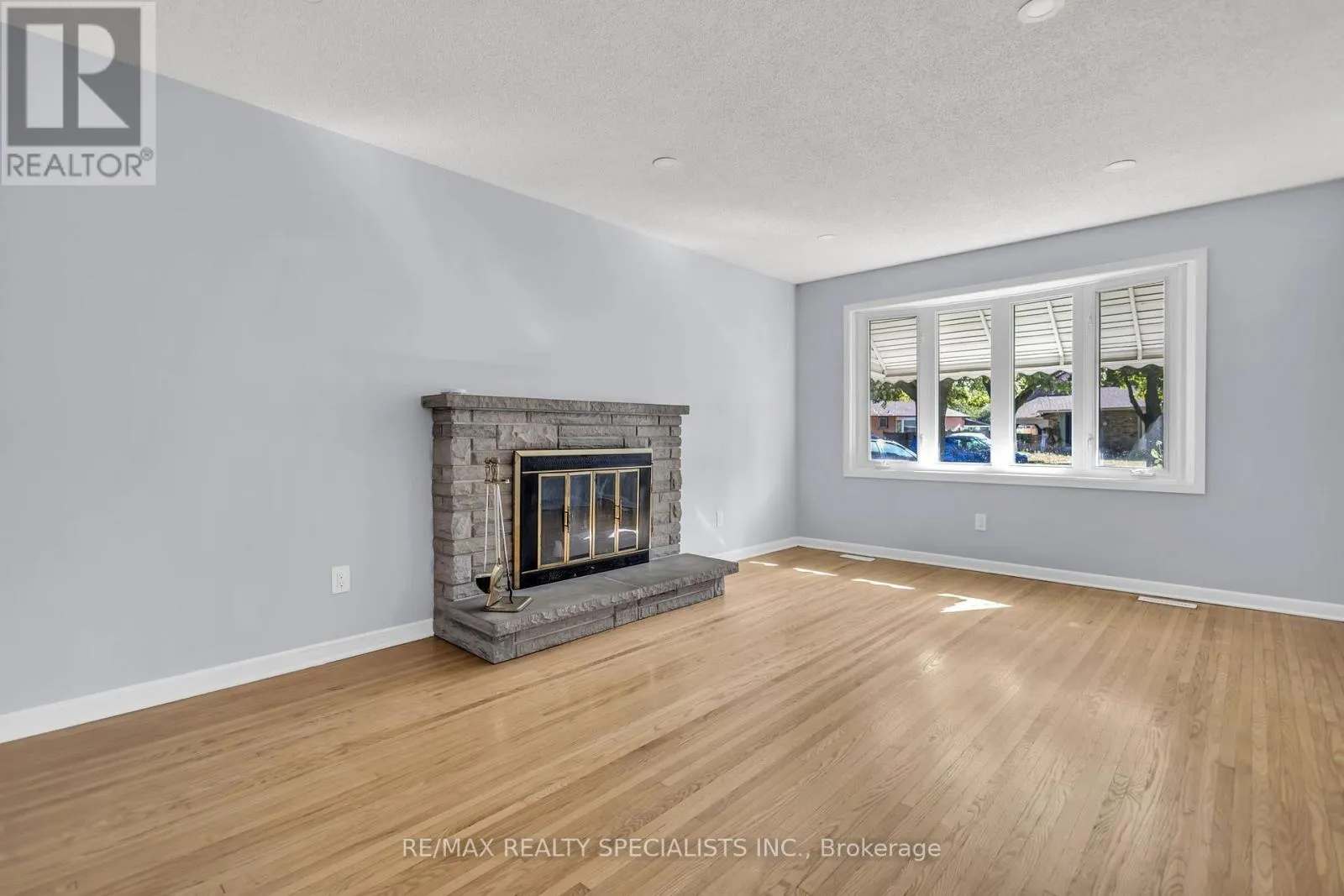 27 TOULON CRESCENT