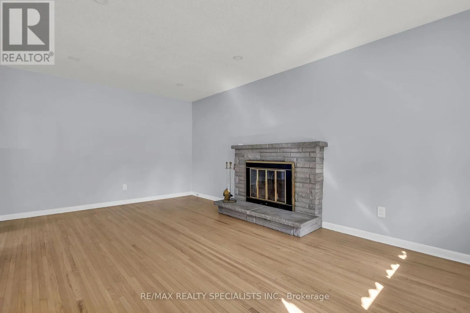 27 TOULON CRESCENT