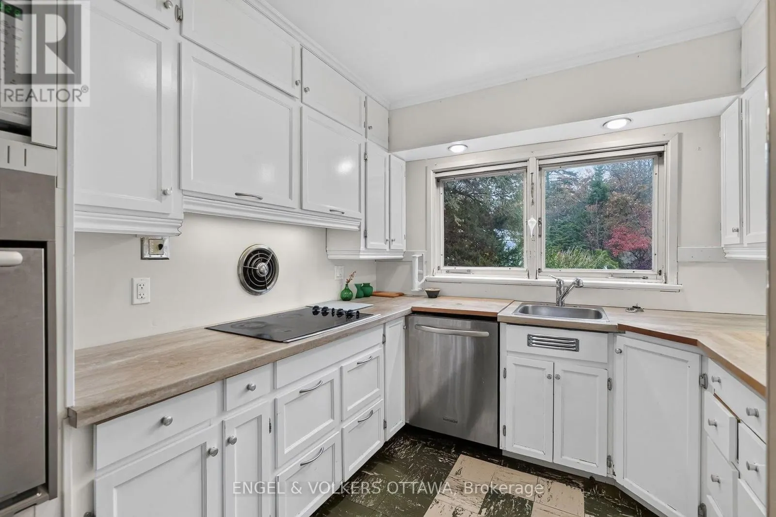 185 LAKEWAY DRIVE