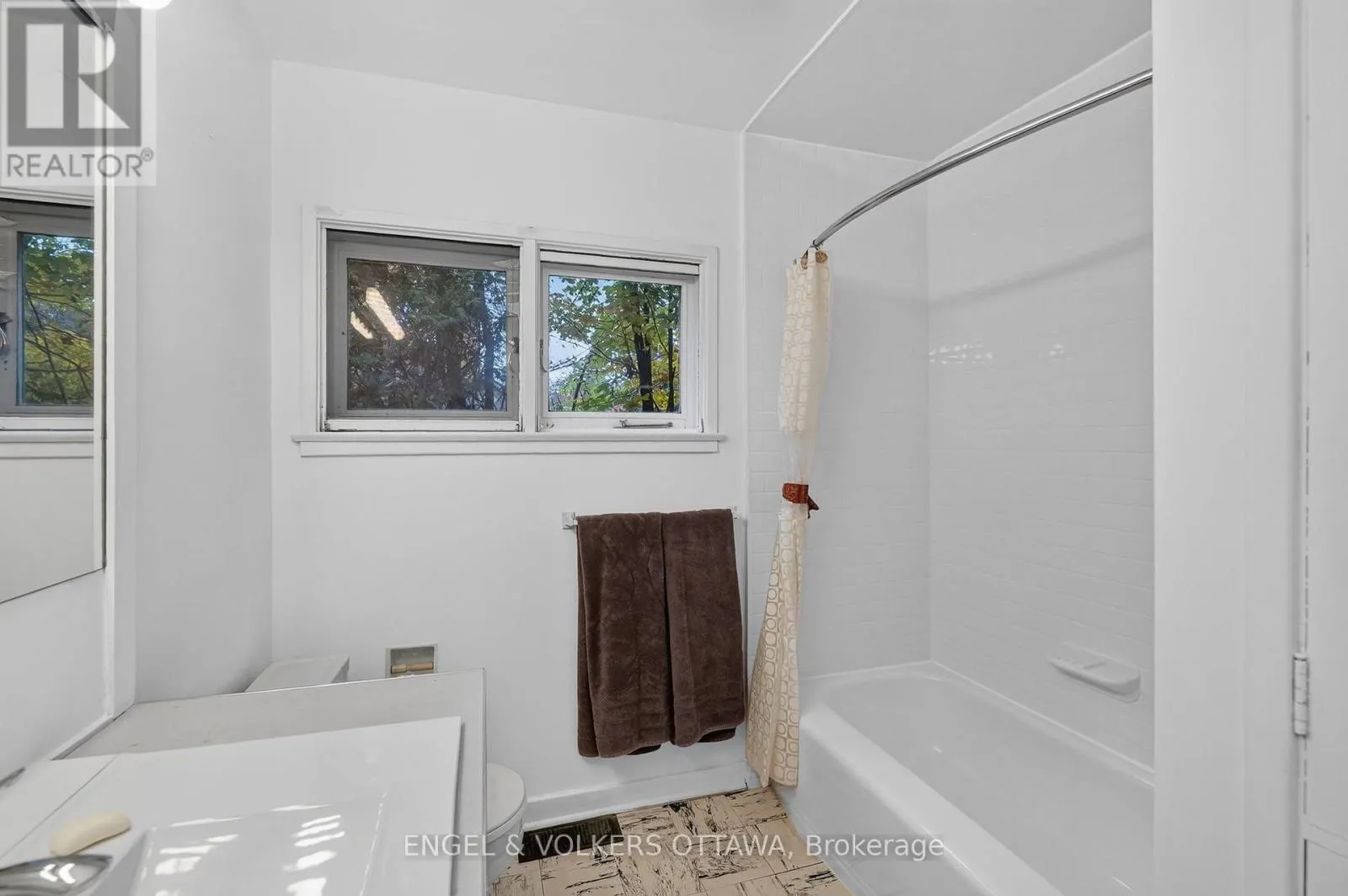 185 LAKEWAY DRIVE