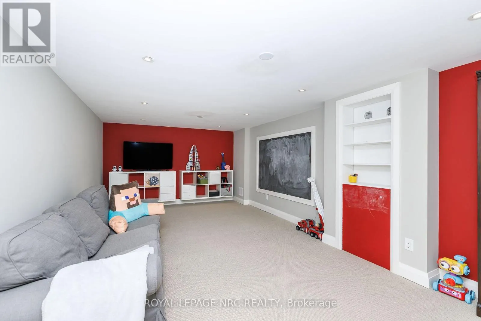 16 WOODINGTON CRESCENT