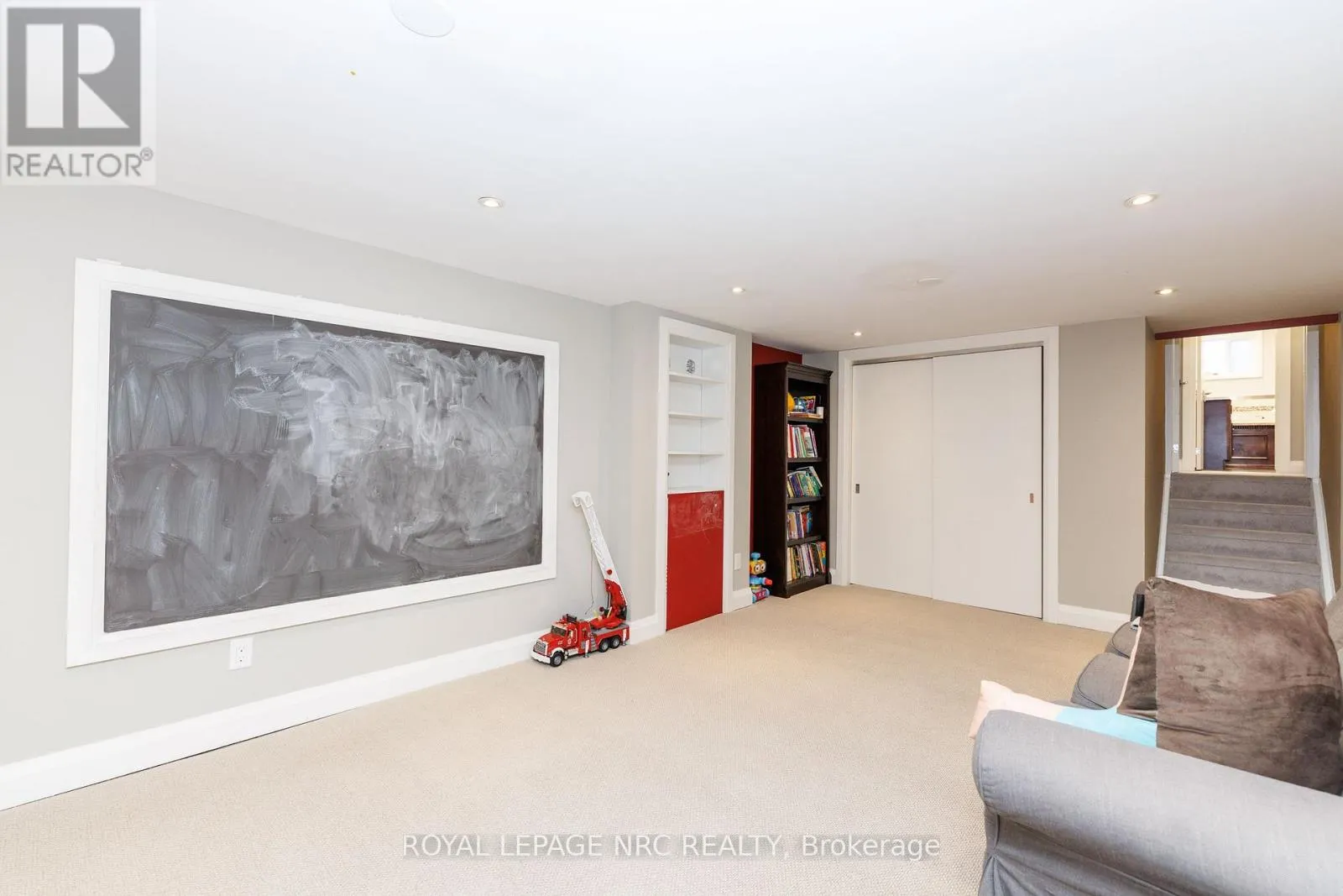 16 WOODINGTON CRESCENT