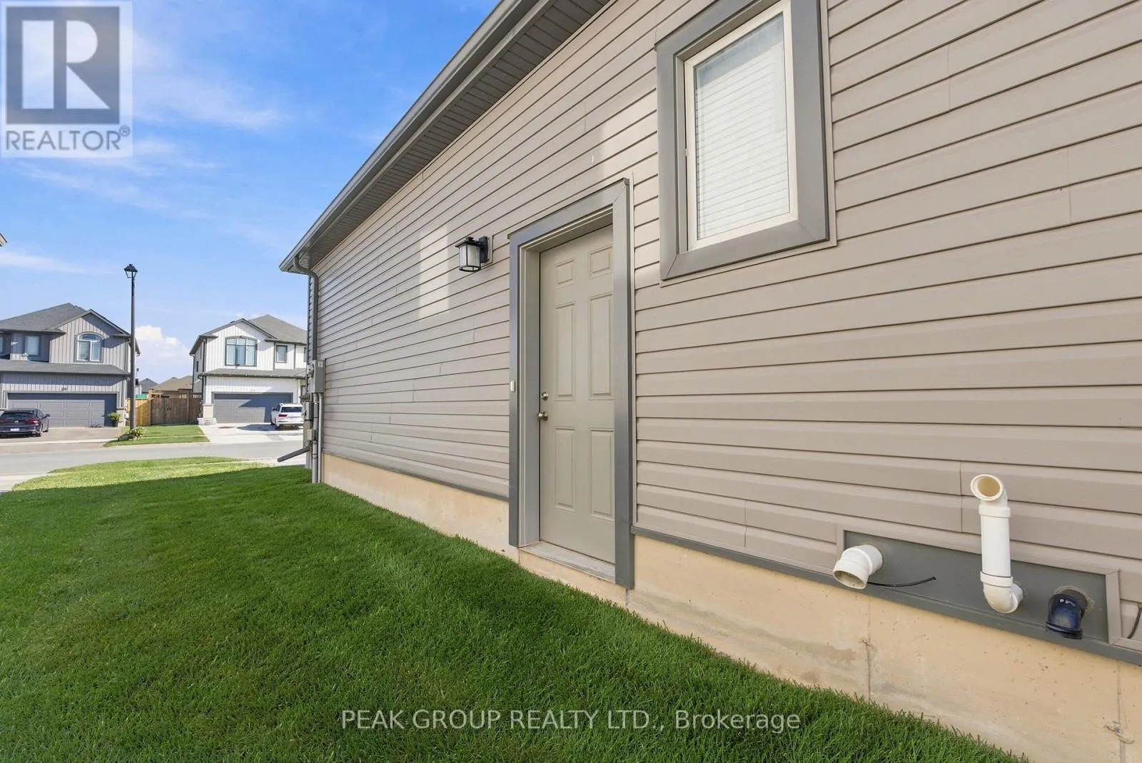 2 - 21 BARKER PARKWAY #2