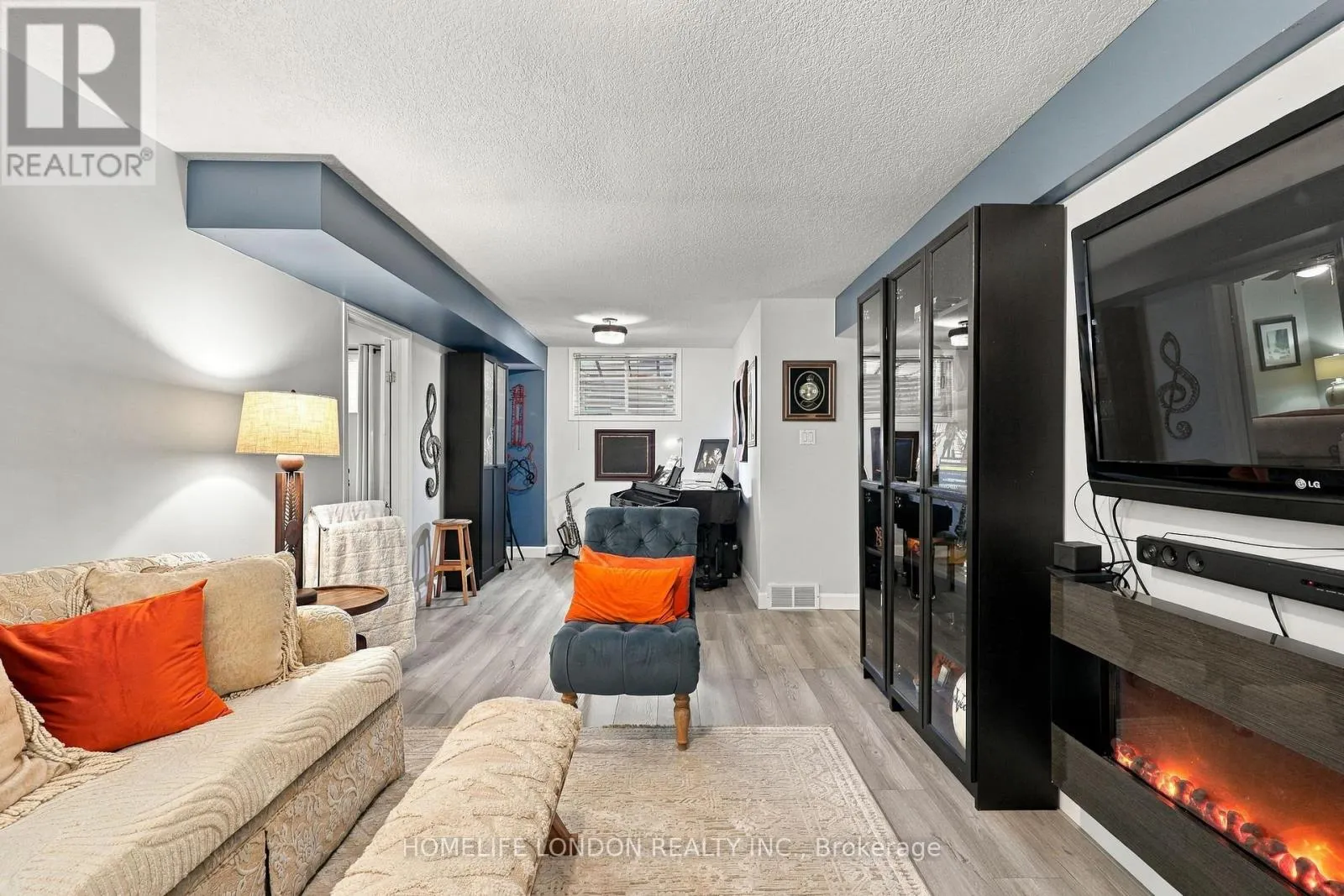 2195 THORNICROFT CRESCENT E
