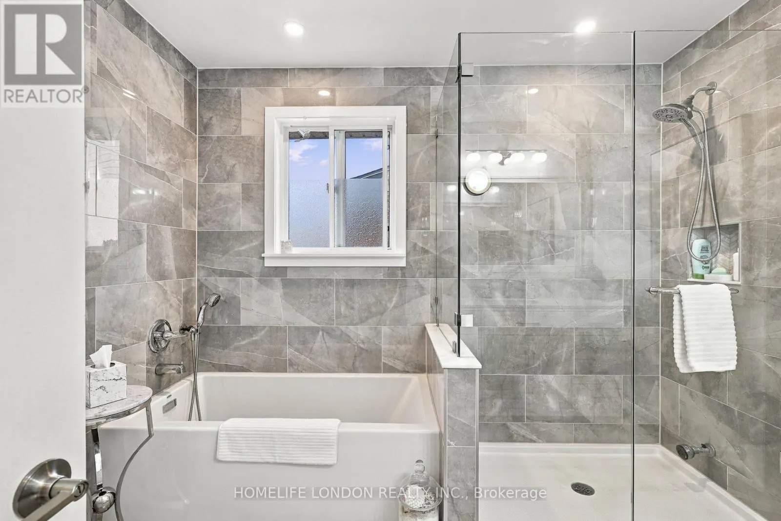 2195 THORNICROFT CRESCENT E
