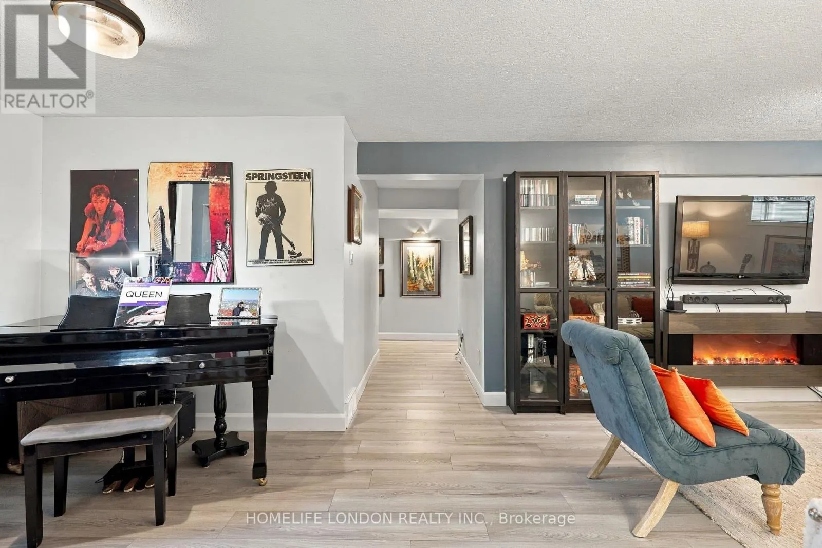 2195 THORNICROFT CRESCENT E