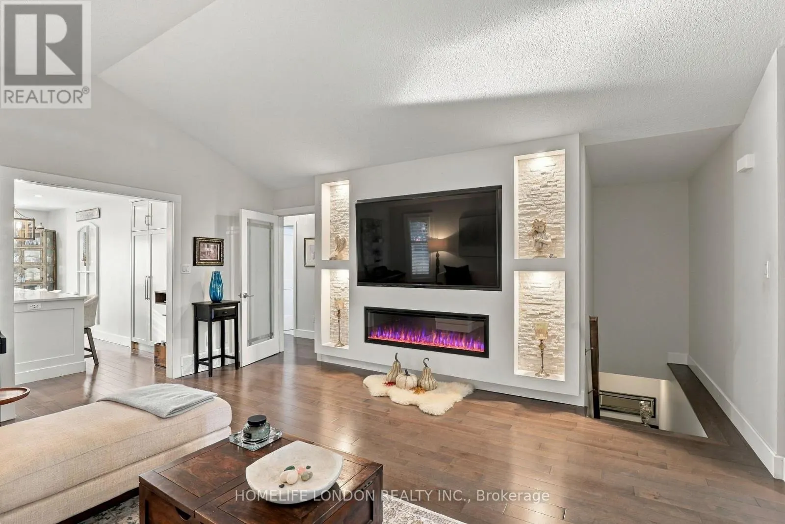 2195 THORNICROFT CRESCENT E