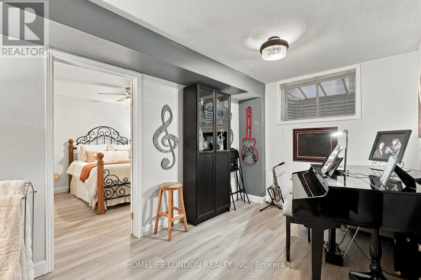 2195 THORNICROFT CRESCENT E