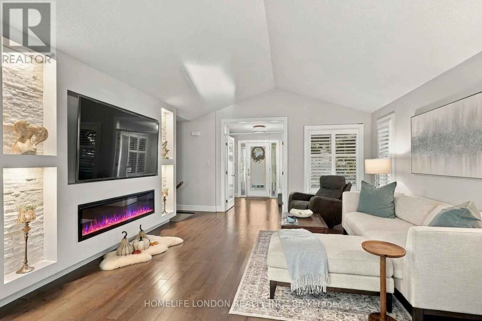 2195 THORNICROFT CRESCENT E
