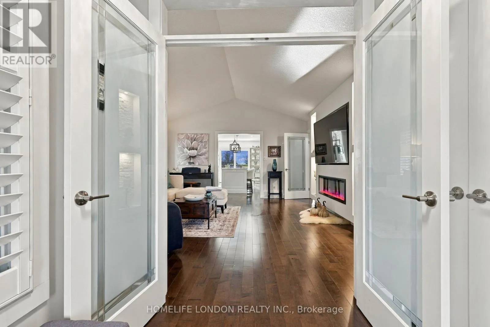 2195 THORNICROFT CRESCENT E