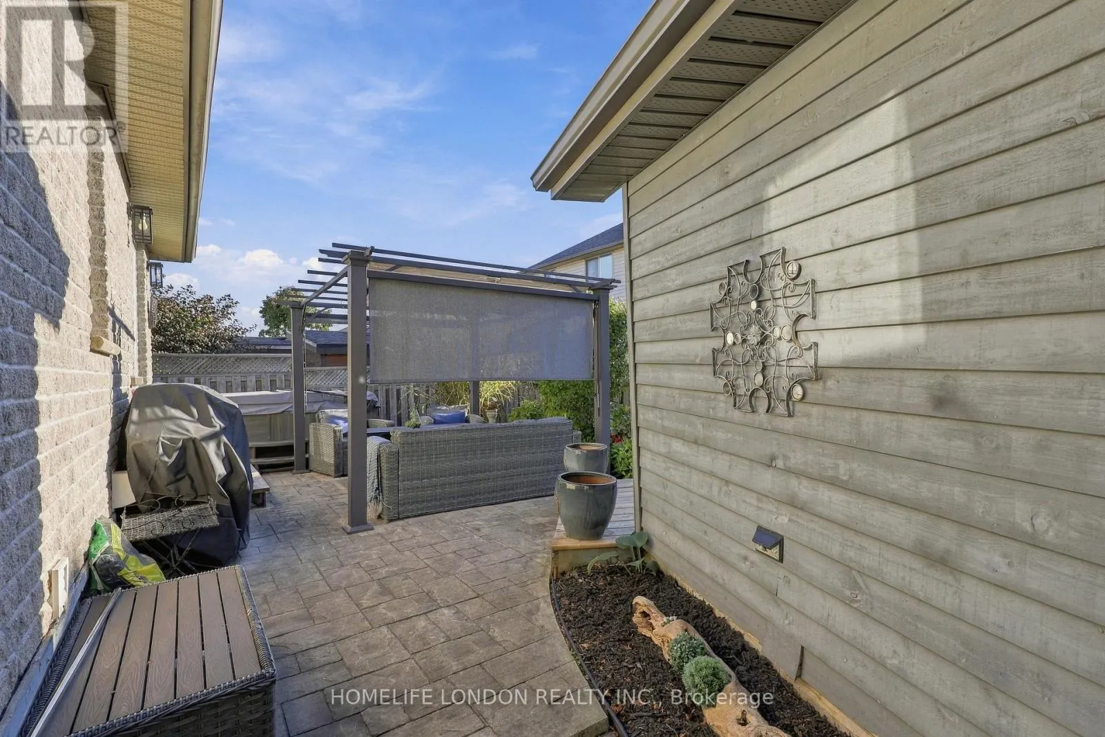 2195 THORNICROFT CRESCENT E