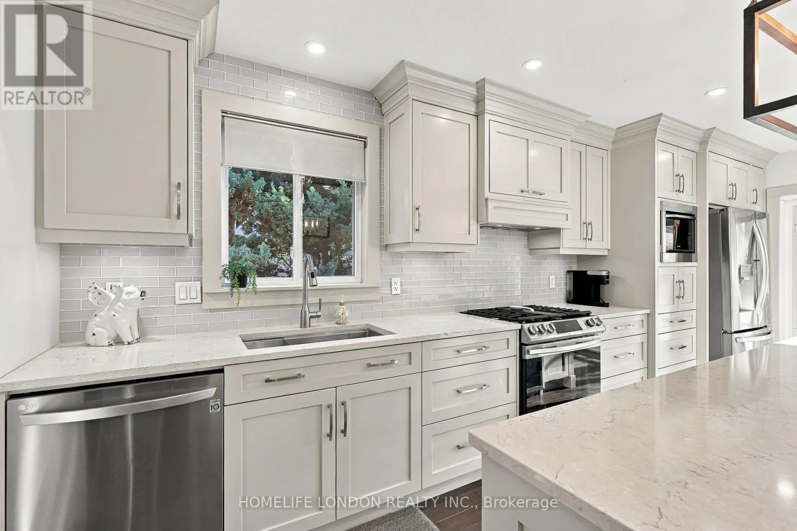 2195 THORNICROFT CRESCENT E