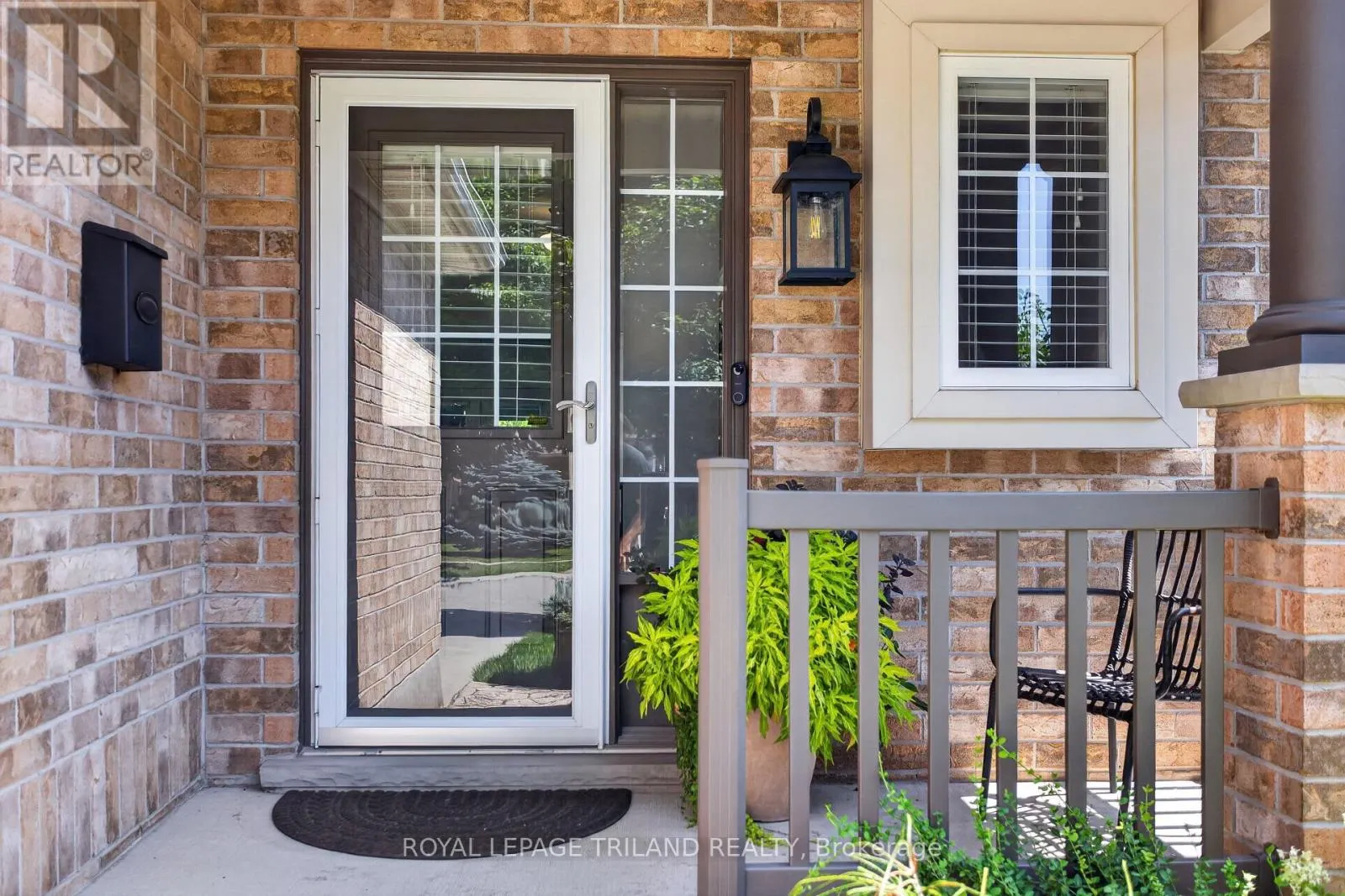 98 ROSSMORE COURT