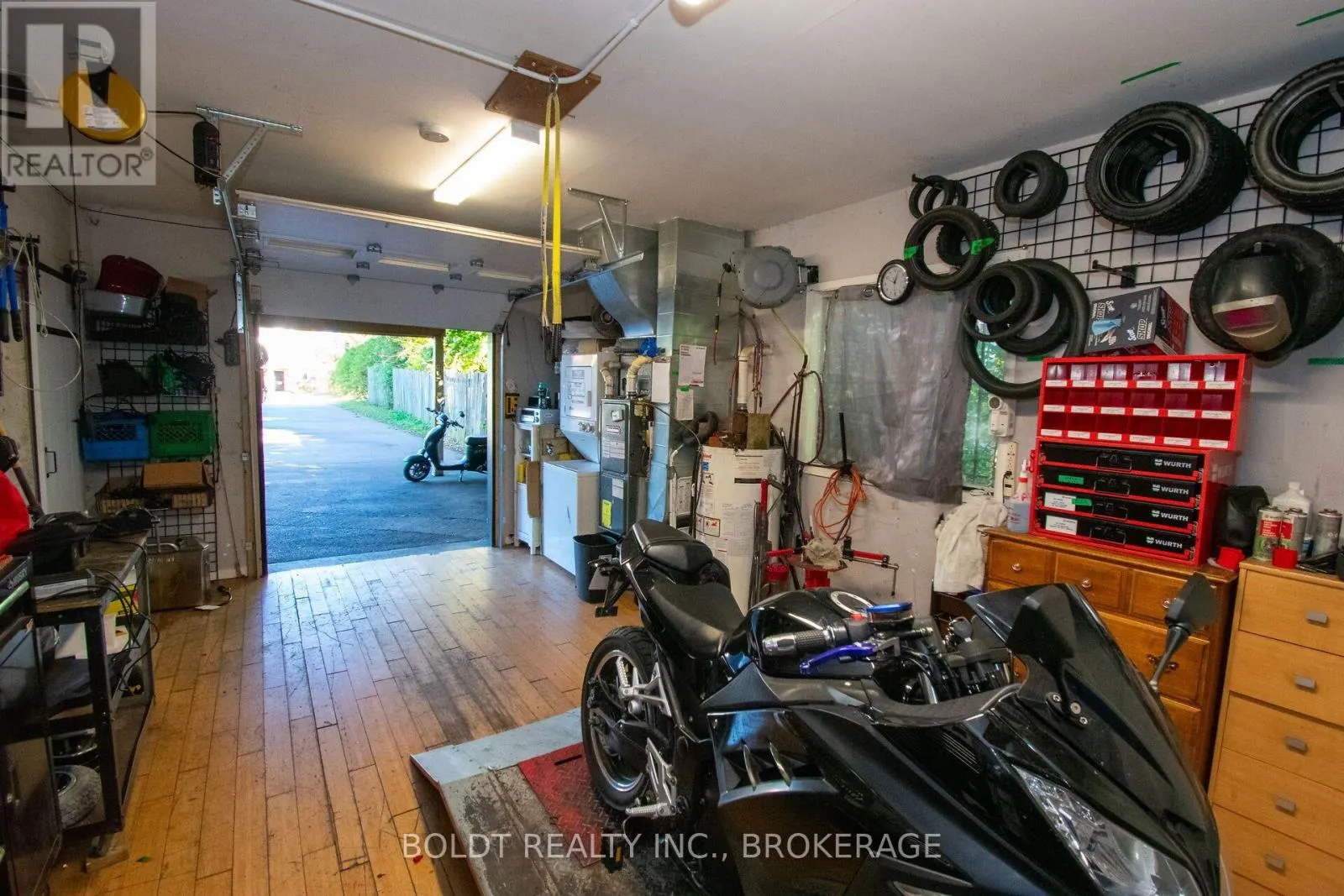 7004 LUNDYS LANE