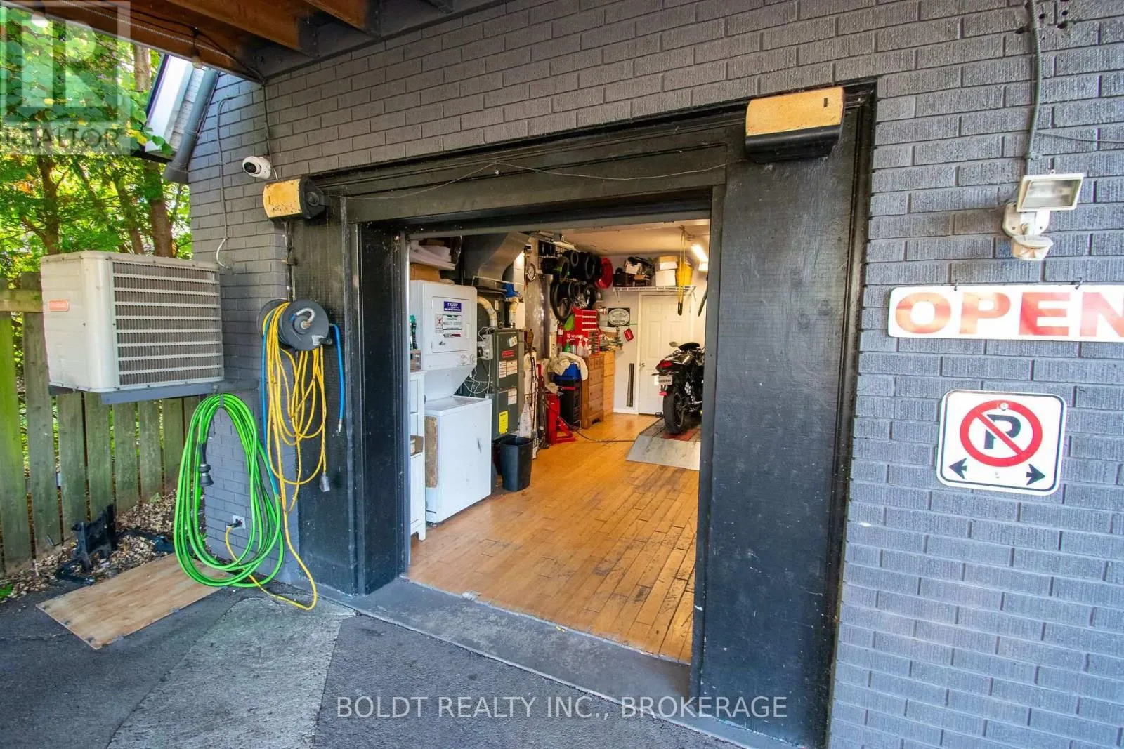 7004 LUNDYS LANE