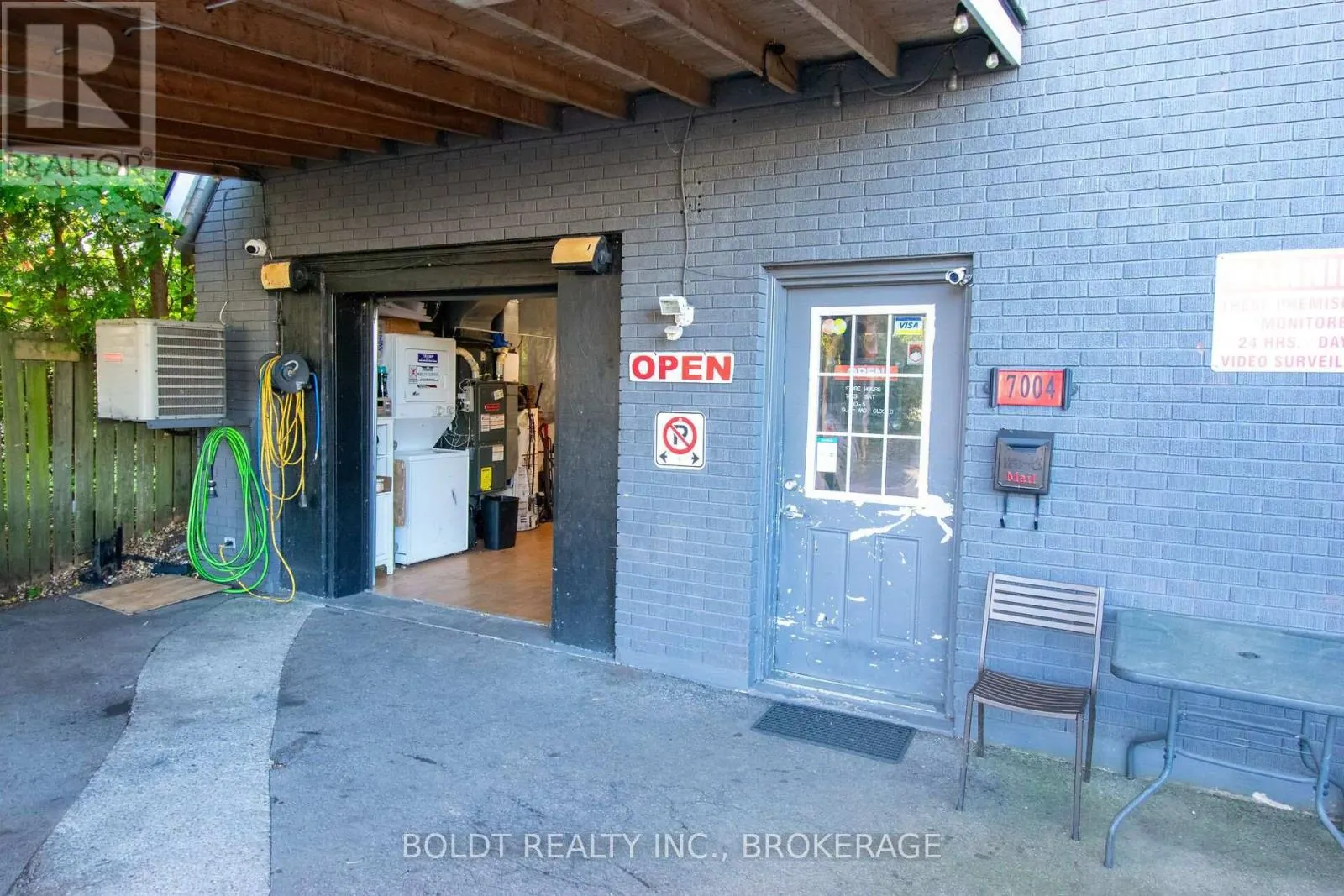 7004 LUNDYS LANE