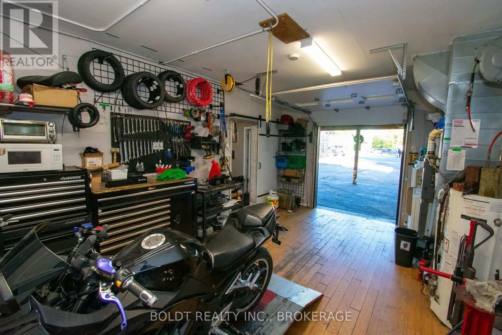 7004 LUNDYS LANE