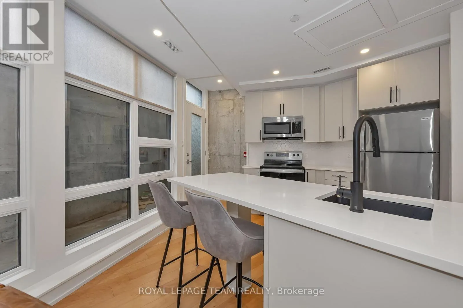 B01 - 101 PINHEY STREET