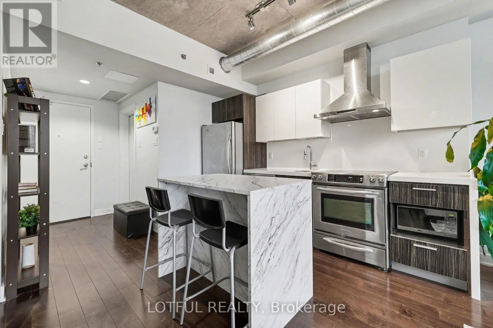 544 - 340 MCLEOD STREET