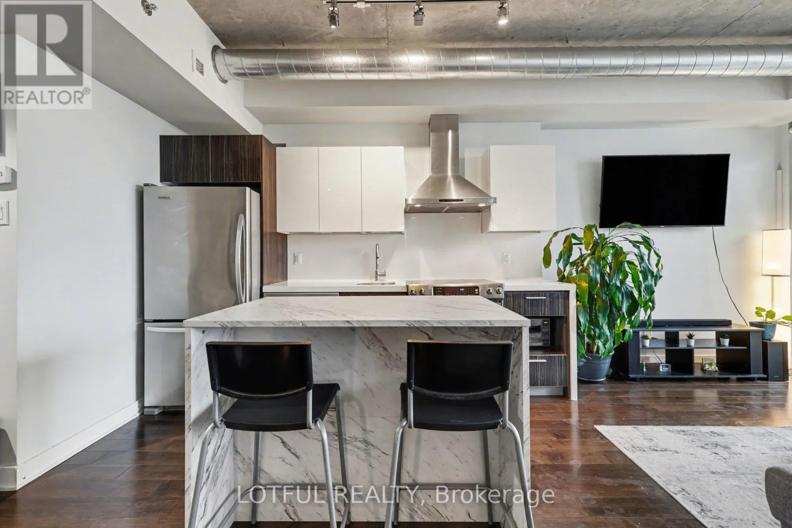 544 - 340 MCLEOD STREET
