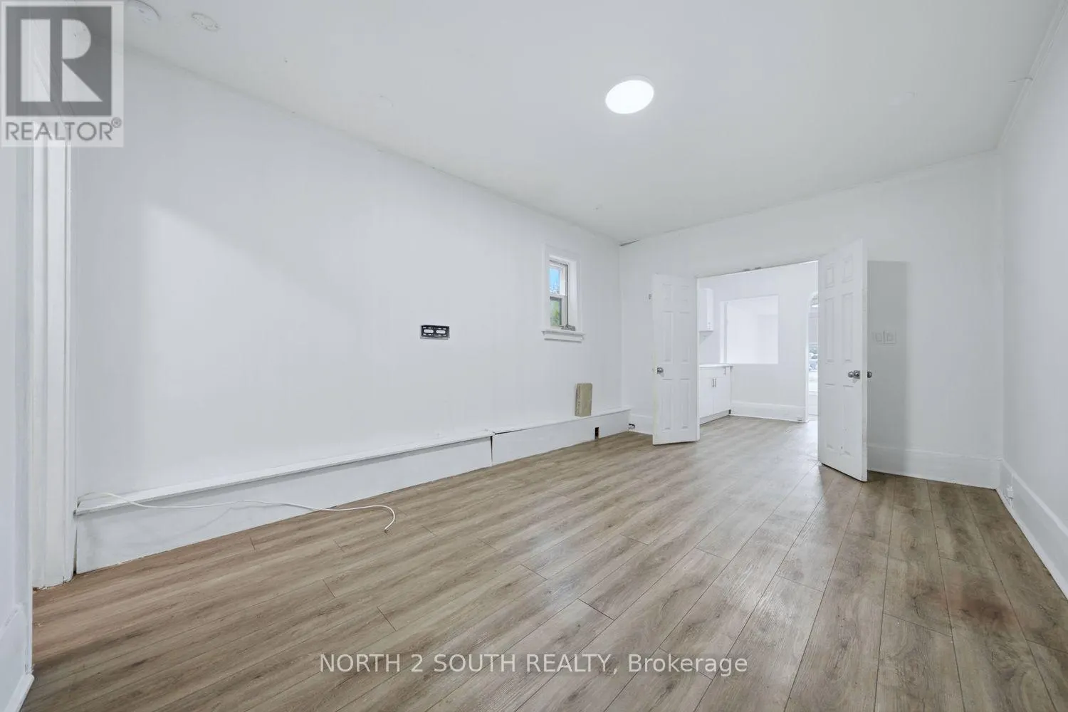 880 DUNDAS STREET E