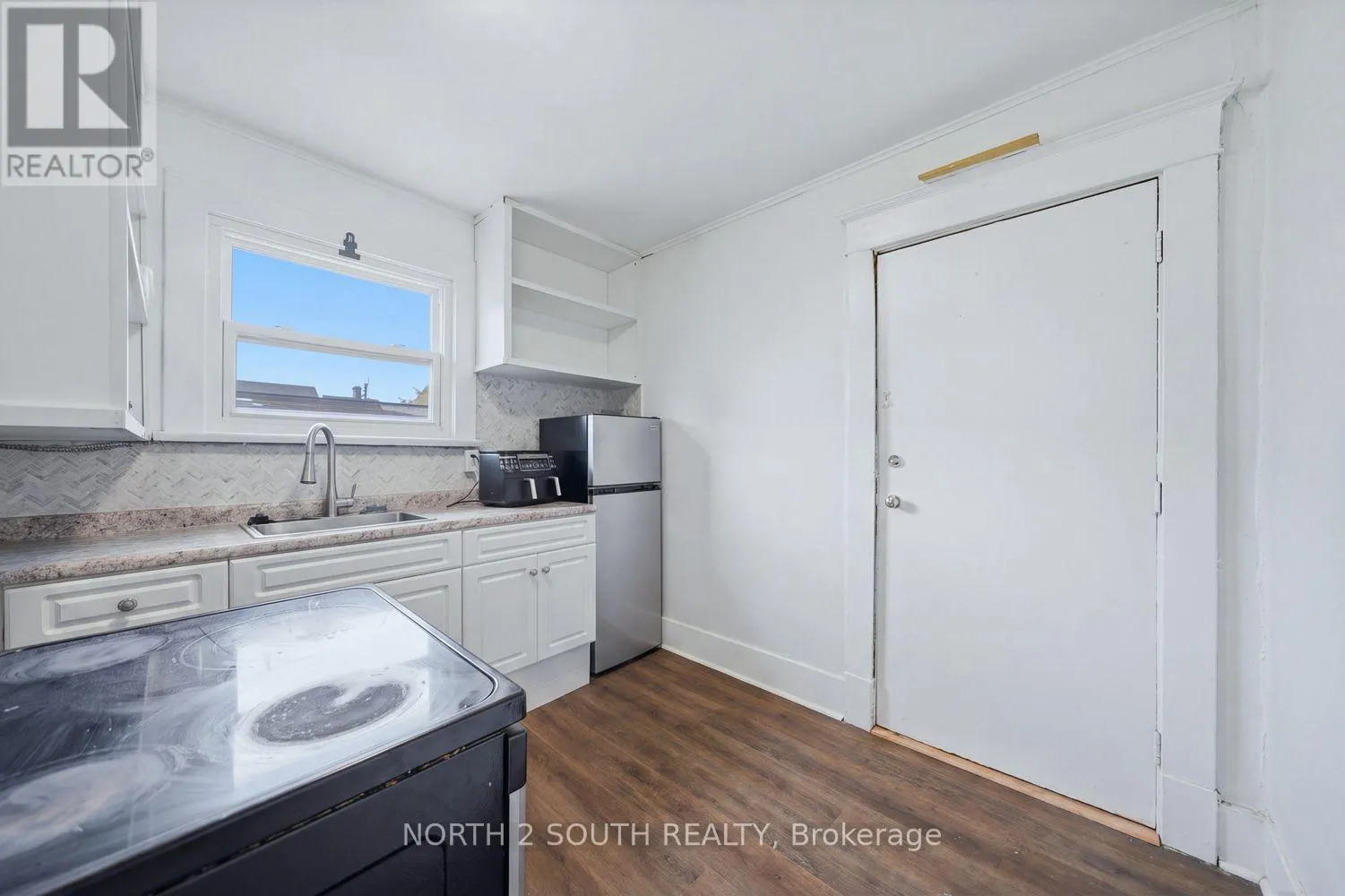 880 DUNDAS STREET E