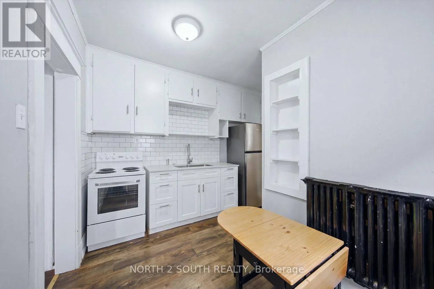 880 DUNDAS STREET E