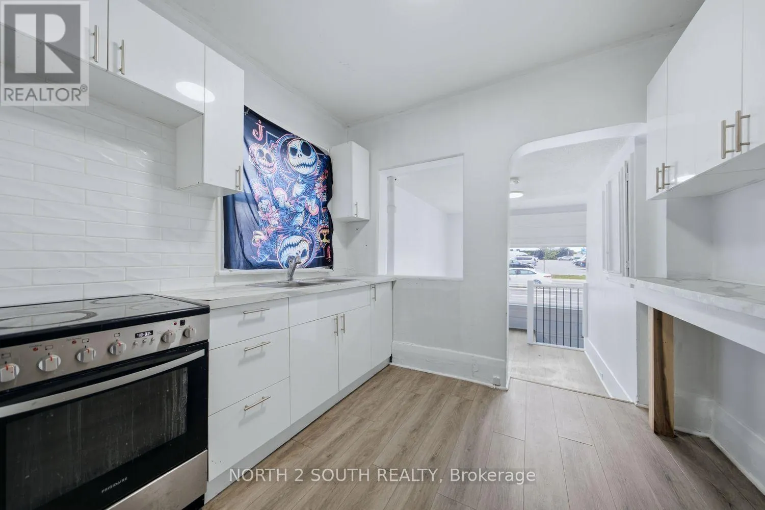 880 DUNDAS STREET E