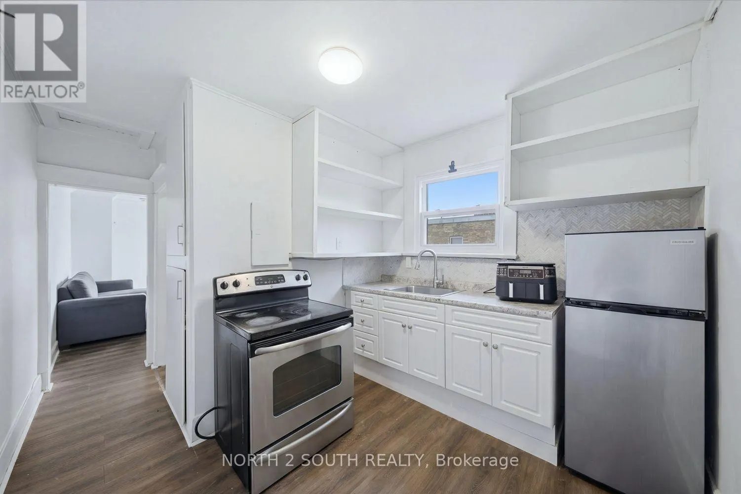 880 DUNDAS STREET E