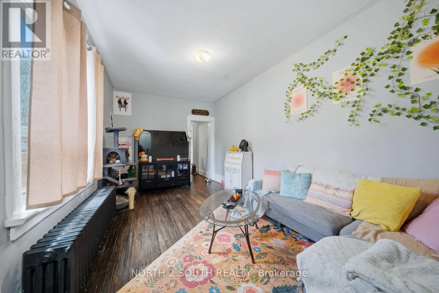 880 DUNDAS STREET E