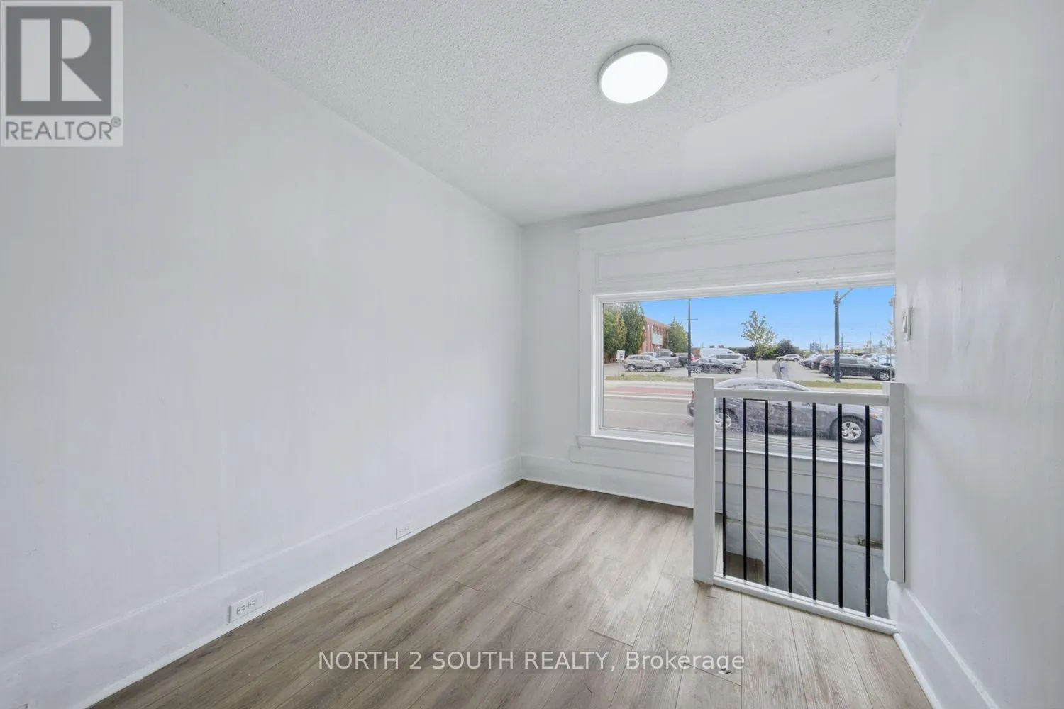 880 DUNDAS STREET E