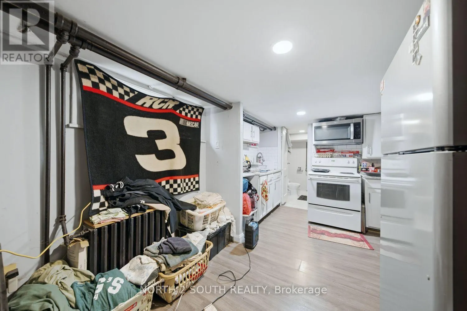 880 DUNDAS STREET E
