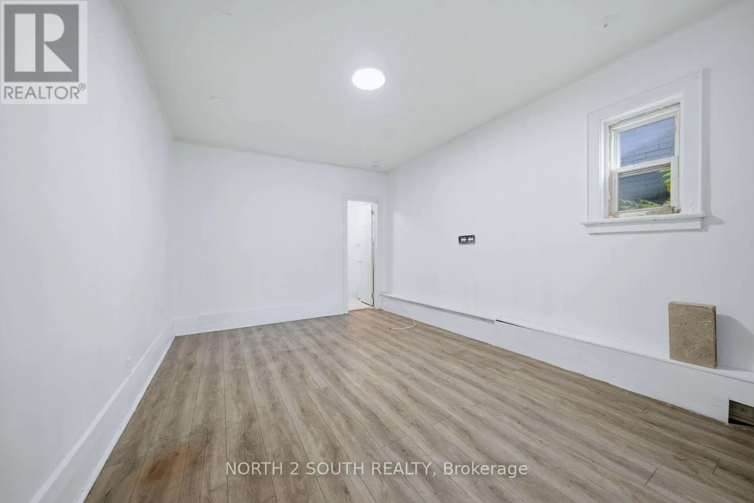 880 DUNDAS STREET E