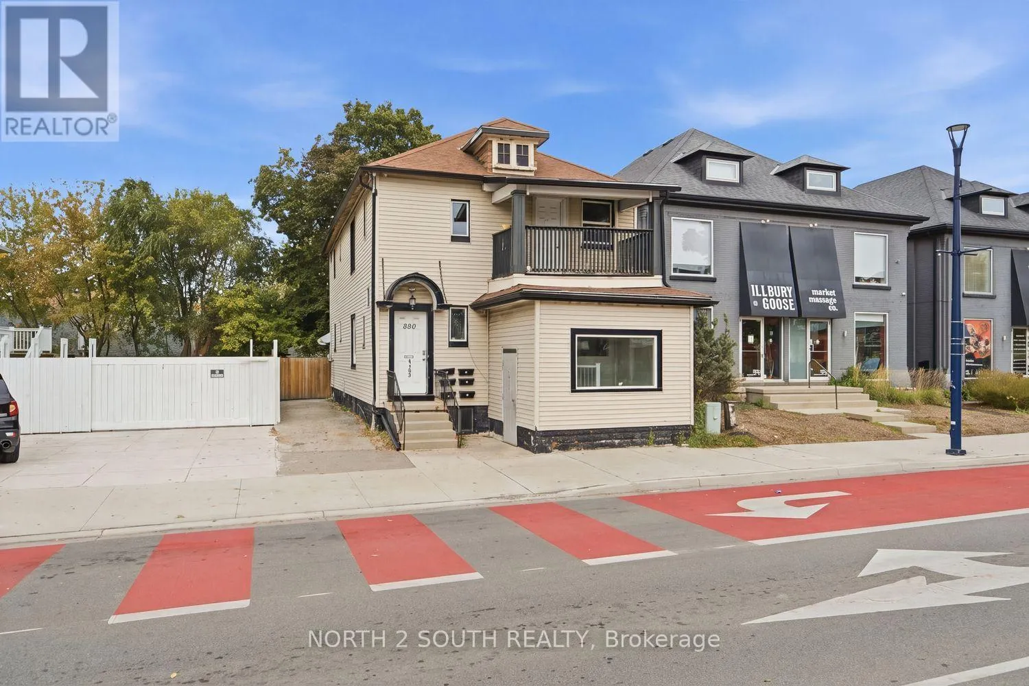 880 DUNDAS STREET E