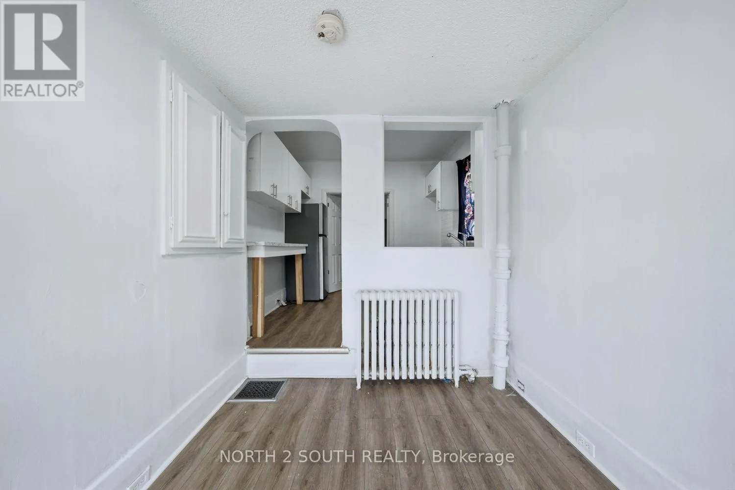 880 DUNDAS STREET E