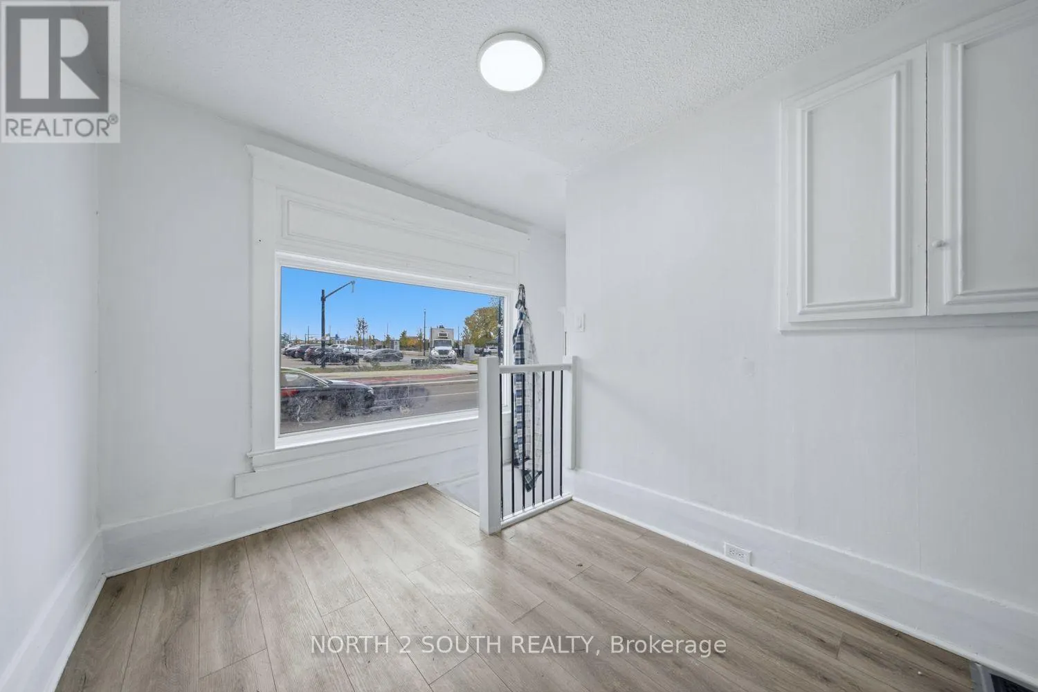 880 DUNDAS STREET E