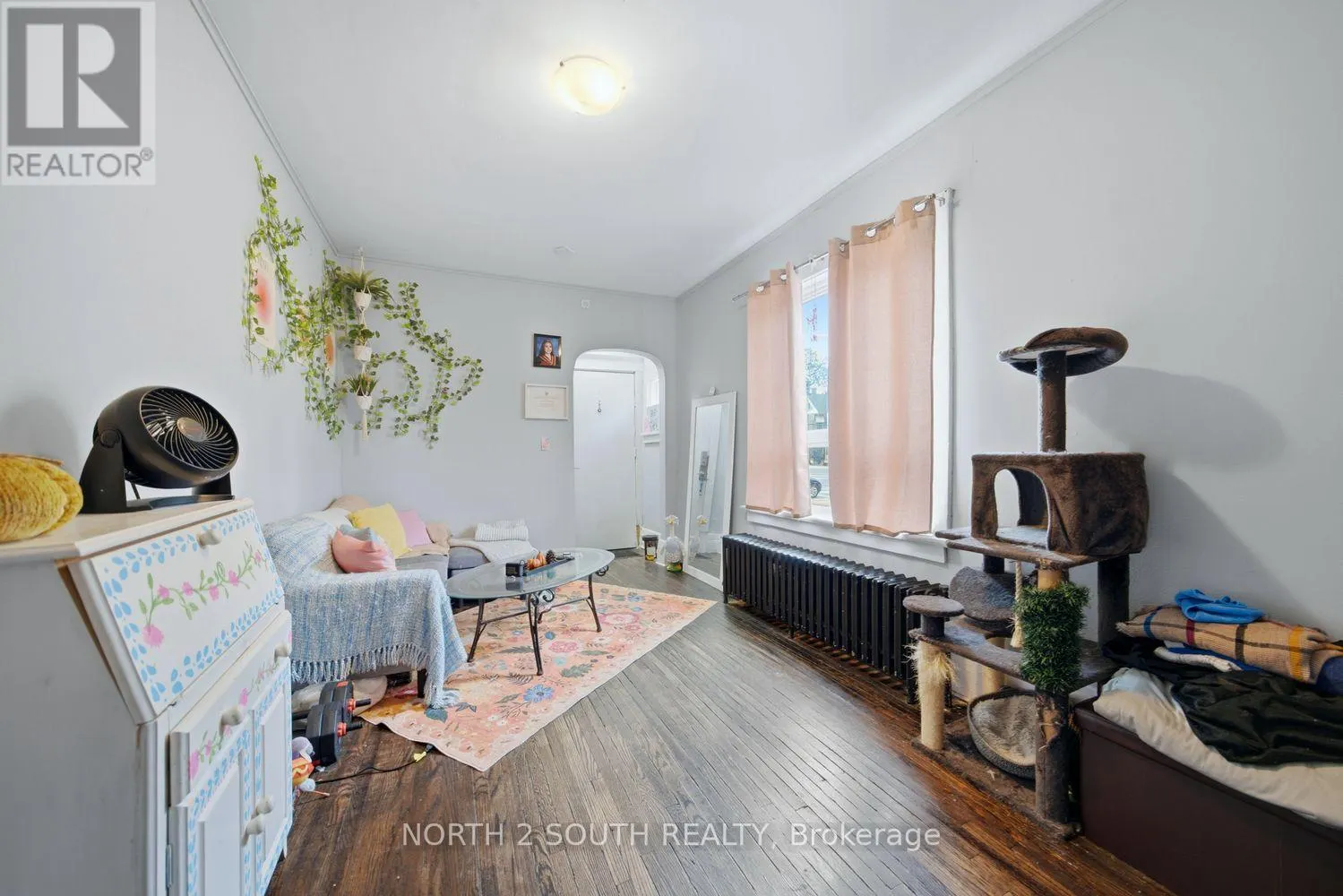 880 DUNDAS STREET E